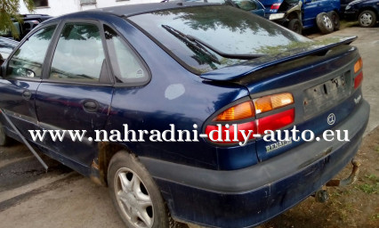 Renault Laguna sedan modrá na díly ČB / nahradni-dily-auto.eu