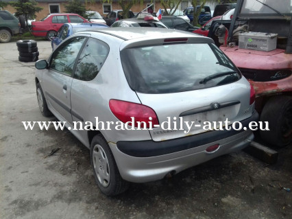 Peugeot 206 1.4hdi stříbrná na díly ČB / nahradni-dily-auto.eu