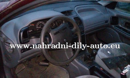 Renault Laguna kombi vínová na díly Praha / nahradni-dily-auto.eu