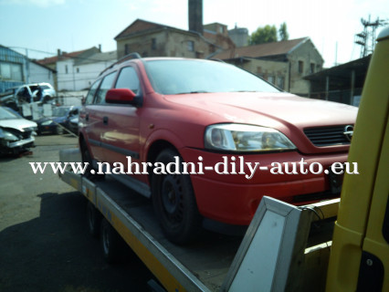 Opel Astra caravan červená - díly z tohoto vozu