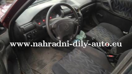 Opel Astra vínová - díly z tohoto vozu / nahradni-dily-auto.eu