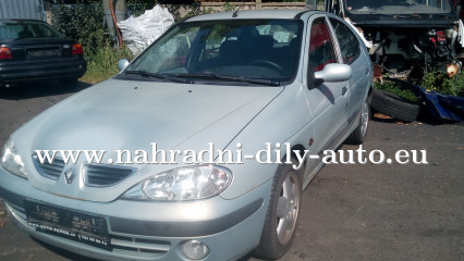 Renault Megane stříbrná - díly z tohoto vozu