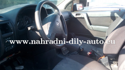 Opel Astra zelená - díly z tohoto vozu / nahradni-dily-auto.eu