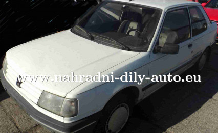 Peugeot 309 bílá na náhradní díly Praha / nahradni-dily-auto.eu