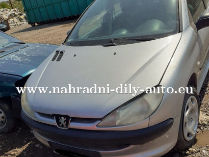 Peugeot 206 stříbrná na náhradní díly